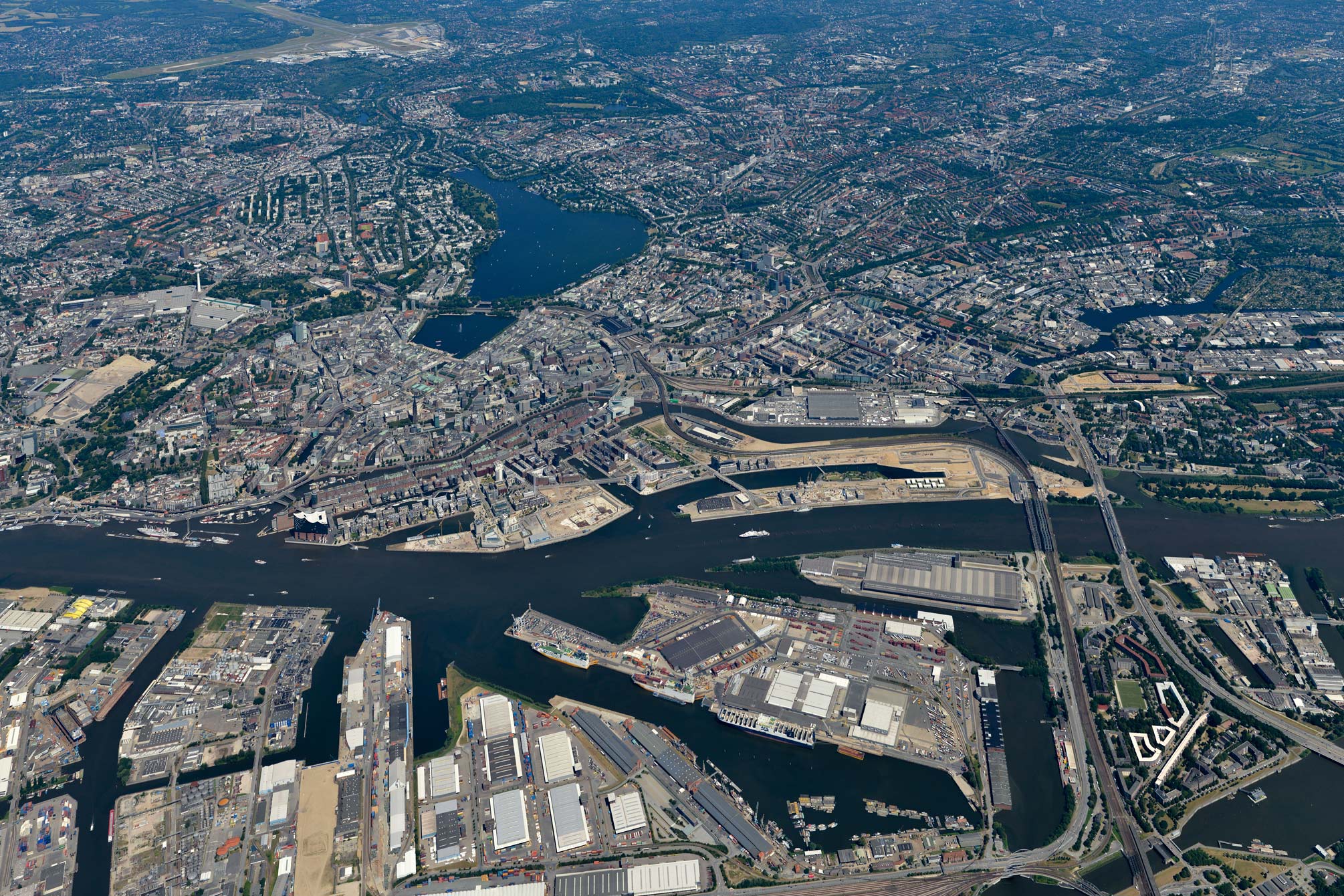 Blick auf die HafenCity und den Grasbrook | © fotofrizz